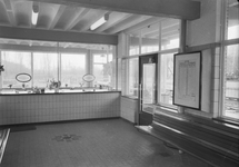 152504 Interieur van het N.S.-station Kerkrade Centrum te Kerkrade: wachtkamer met loketbalie.